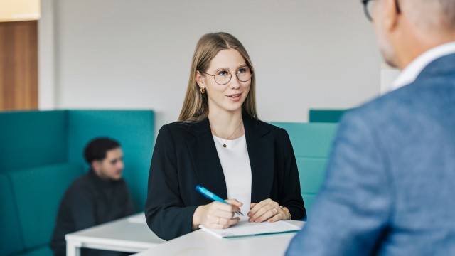 Frau im Büro in einem Gespräch