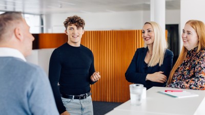 Personen im Büro unterhalten sich