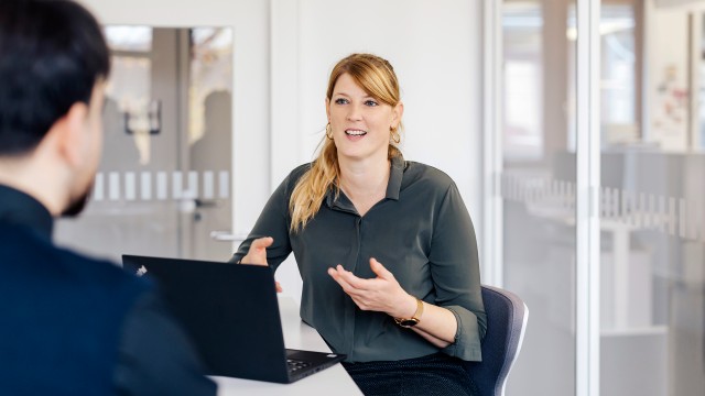 Zwei Personen im Gespräch