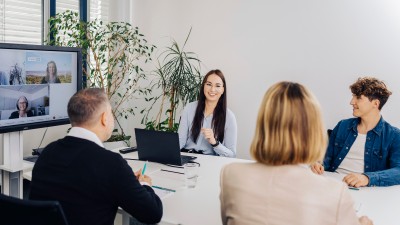 Personen in einem hybriden Meeting