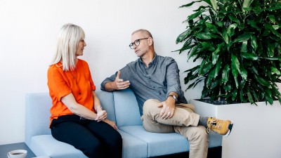 Mann und Frau unterhalten sich